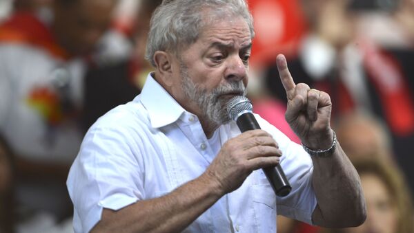Lula discursa durante manifestação contrária ao impeachment - Sputnik Brasil
