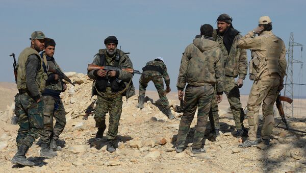 Syrian government army and militia on the fringes of Al Qaryatayn - Sputnik Brasil