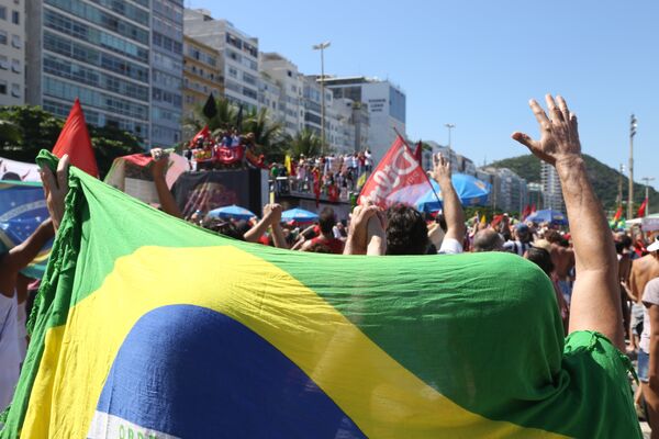 Manifestação em Copacabana contra a abertura do processo de impeachment da Presidenta Dilma Rousseff - Sputnik Brasil