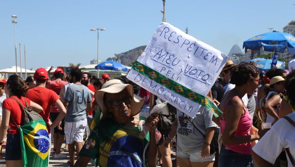 Manifestação em Copacabana contra a abertura do processo de impeachment da Presidenta Dilma Rousseff - Sputnik Brasil