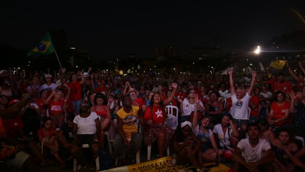 Manifestantes contra impeachment acompanham votação do processo no Rio de Janeiro - Sputnik Brasil