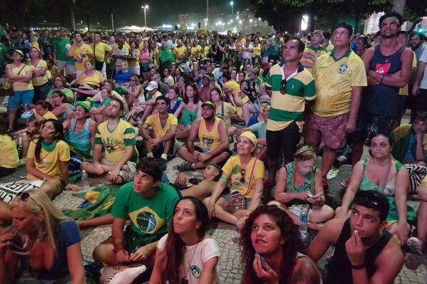 Rio de Janeiro - Manifestantes favoráveis ao impeachment da presidenta Dilma Rousseff, reunidos na orla de Copacabana, acompanham a votação na Câmara dos Deputados exibida em telões - Sputnik Brasil