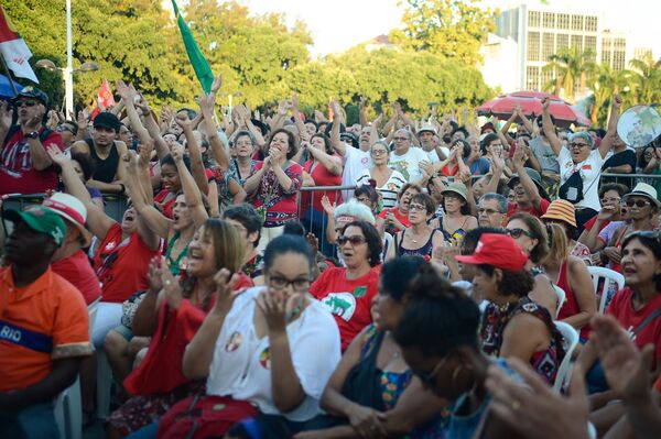 Manifestantes contra o impeachment se reúnem nos Arcos da Lapa, para assistirem a votação do processo de impeachment da presidente Dilma Rousseff - Sputnik Brasil