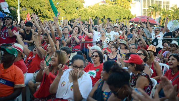 Manifestantes contra o impeachment se reúnem nos Arcos da Lapa, para assistirem a votação do processo de impeachment da presidente Dilma Rousseff - Sputnik Brasil