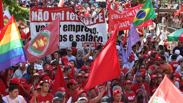 Ato dos Movimentos Sociais em Defesa da Democracia, no Vale do Anhangabaú, em São Paulo - Sputnik Brasil