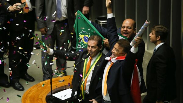 Paulinho da Força canta no plenário pedindo o impeachment de Dilma Rousseff - Sputnik Brasil