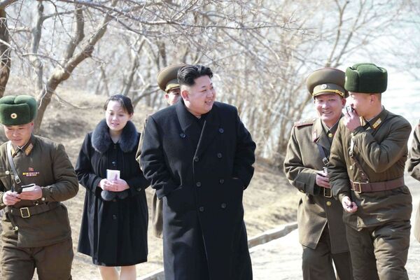 Líder norte-coreano Kim Jong-un inspeciona o Exército - Sputnik Brasil