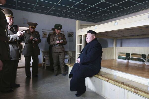 Líder norte-coreano Kim Jong-un inspeciona o Exército - Sputnik Brasil