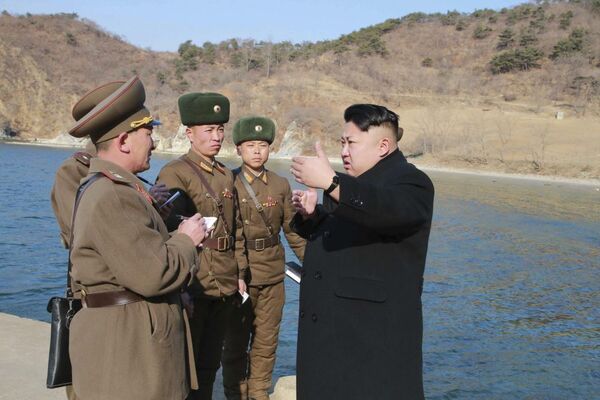 Líder norte-coreano Kim Jong-un durante a inspeção do Exército - Sputnik Brasil