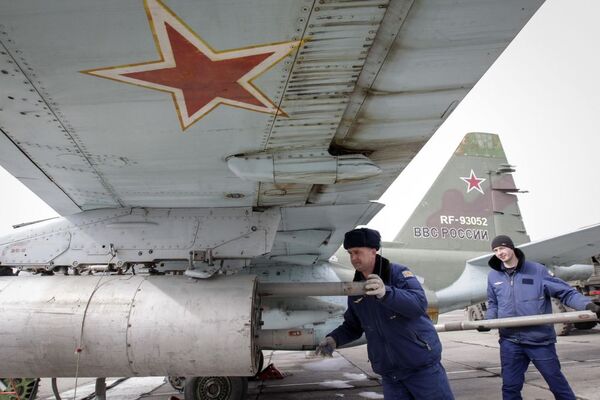 Soldado coloca mísseis ar-terra na caça Su-25 - Sputnik Brasil