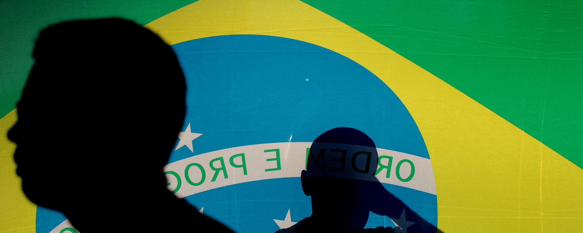 Manifestantes anti-Dilma passam na frente de uma bandeira do Brasil durante o ato de 17 de abril - Sputnik Brasil, 1920, 28.06.2023