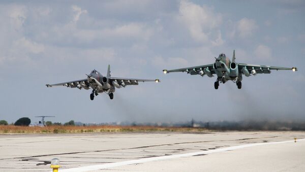 Aviões de ataque russos SU-25 decolando da base aérea militar na Síria - Sputnik Brasil