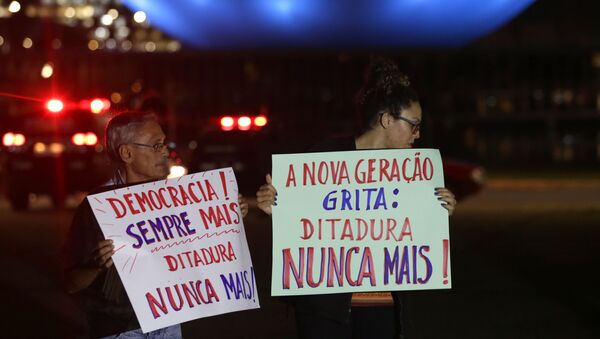 Manifestantes pró-democracia carregam cartazes que dizem Democracia sempre mais! Ditadura nunca mais! e A nova geração grita: Ditadura nunca mais! durante o ato de 1 de abril de 2015 em Brasília - Sputnik Brasil