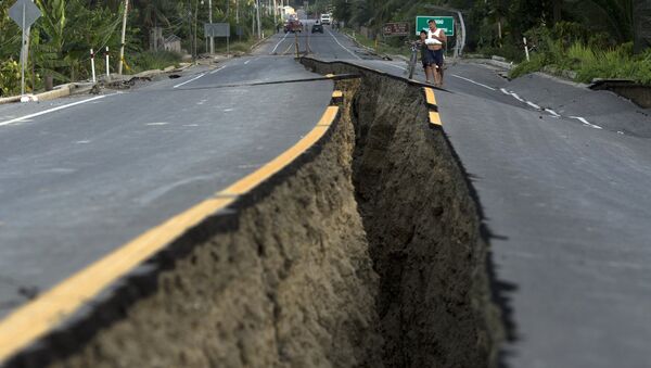 Estrada danificada pelo terremoto na região de Chacras, no Equador - Sputnik Brasil