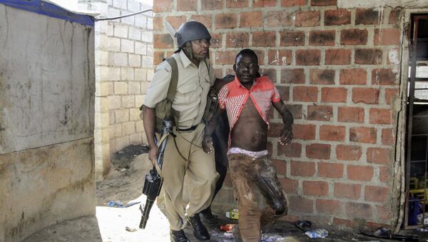 Policial zambiano prende um suposto saqueador no Complexo de Zincalume, onde os moradores atacaram, quebrado e saquearam lojas de estrangeiros em Lusaka - Sputnik Brasil