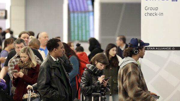Passageiros esperam em fila da United Airlines - Sputnik Brasil