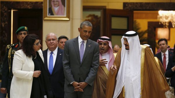Presidente dos EUA Barack Obama conversa com o rei saudita Salman bin Abdulaziz, durante visita à Arábia Saudita - Sputnik Brasil