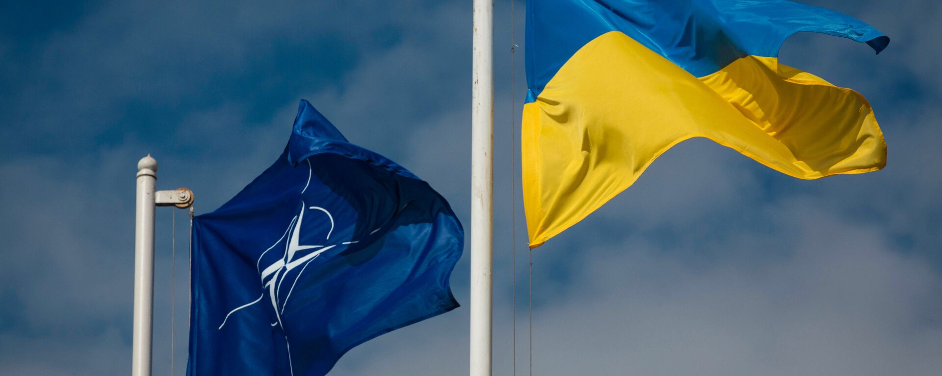 Bandeiras da OTAN e da Ucrânia - Sputnik Brasil, 1920, 22.05.2023