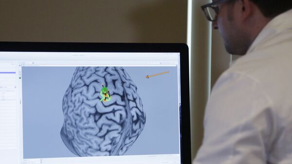 Um cientista estudando cérebro humano. Foto de arquivo - Sputnik Brasil
