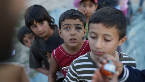 Crianças na fila para receber brinquedos no campo de refugiados na Grécia - Sputnik Brasil