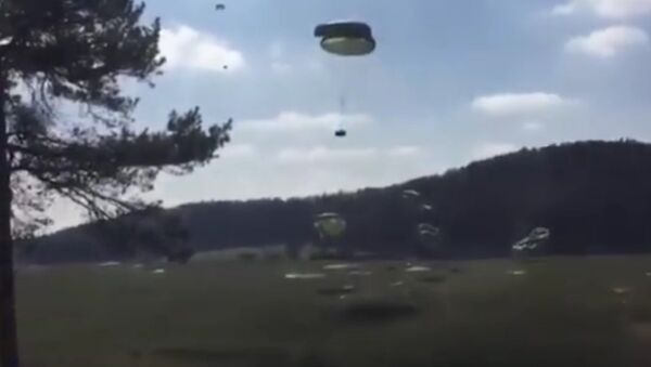 Watch These Army Humvees Violently Crash Into The Ground After A Failed Airdrop - Sputnik Brasil