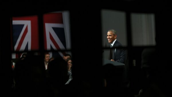 U.S. President Barrack Obama smiles as he is reflected in a mirror as he takes part in a Town Hall meeting at Lindley Hall in London, Britain, April 23, 2016 - Sputnik Brasil