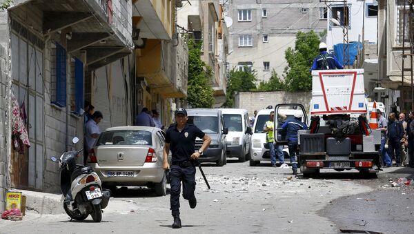 Policial na cidade de Kilis, na Turquia, após dois foguetes atingirem a cidade em 24 de abril de 2016 - Sputnik Brasil
