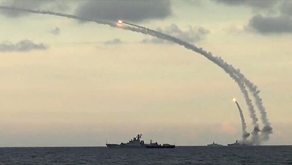 Navios da Frota do mar Cáspio realizam lançamentos de mísseis Kalibr-NK contra infraestruturas do Daesh a partir do mar Cáspio, novembro de 2015 - Sputnik Brasil