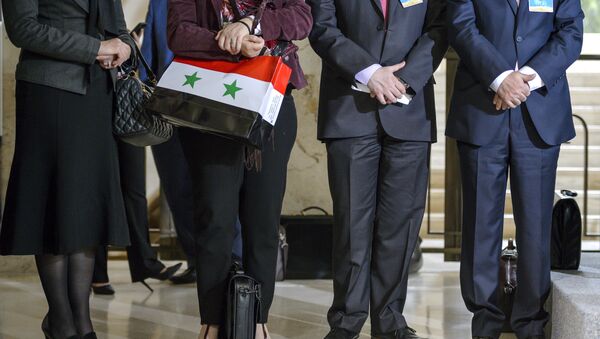 Membros da delegação de Damasco nas negociações sobre paz na Síria após encontro com o enviado especial da ONU para Síria Staffan de Mistura. Genebra, 18 de abril de 2016 - Sputnik Brasil