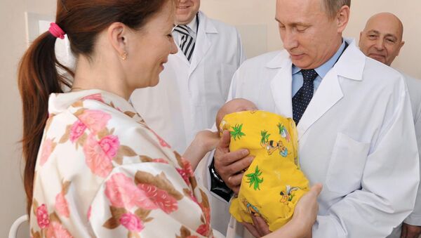 Em 2 de novembro de 2011, Vladimir Putin, então primeiro-ministro da Rússia, segura o bebê de Elena Nikoleyeva, escolhido simbolicamente como o habitante nº 7 bilhões da Terra, nascido dois dias antes no centro perinatal de Kaliningrado. - Sputnik Brasil