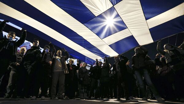 Manifestantes pró-governo erguem bandeira da Grécia. - Sputnik Brasil