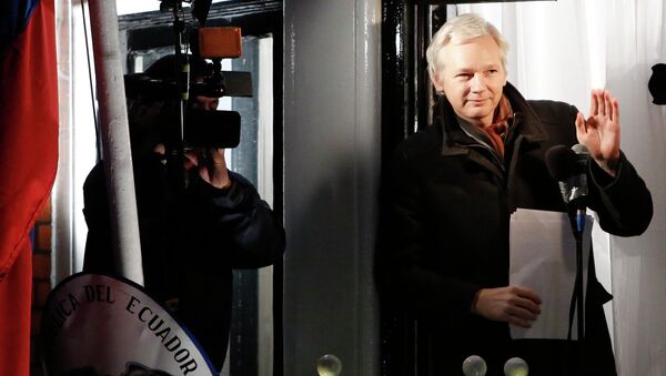 Fundador do Wikileaks, Julian Assange, na varanda da Embaixada do Equador. 20 de dezembro, 2012. - Sputnik Brasil