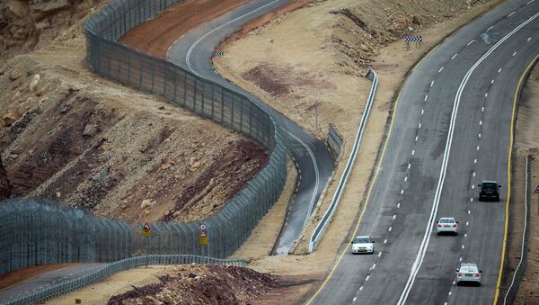 A picture taken on March 9, 2014 shows a general view of the fencing along the southern Israeli border with Egypt near the Red Sea resort of Eilat - Sputnik Brasil