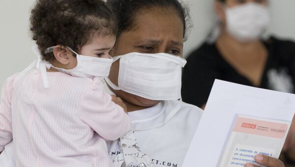 A woman holds in arms her daughter as they wait to be checked for Influenza A(H1N1) (swine flu) infection at a special facility of the Miguel Couto hospital in Rio de Janeiro, Brazil on August 6, 2009. - Sputnik Brasil