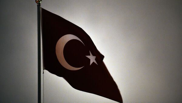 Bandeira turca sobre a embaixada da Turquia em Moscou, Rússia, abril de 2016 - Sputnik Brasil