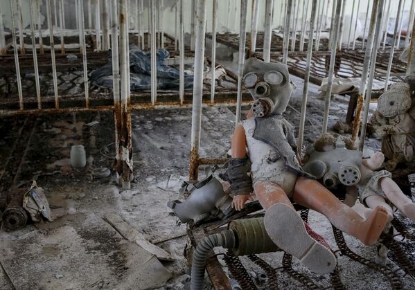 Boneco com máscara de gás no jardim de infância abandonado na zona de alienação de Chernobyl - Sputnik Brasil