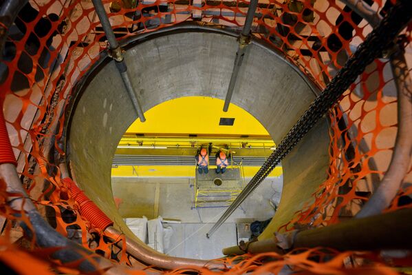 Dois funcionários em uma instalação de armazenagem de combustível irradiado «a seco» perto da usina nuclear de Chernobyl. - Sputnik Brasil