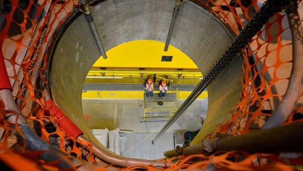 Dois funcionários em uma instalação de armazenagem de combustível irradiado «a seco» perto da usina nuclear de Chernobyl - Sputnik Brasil