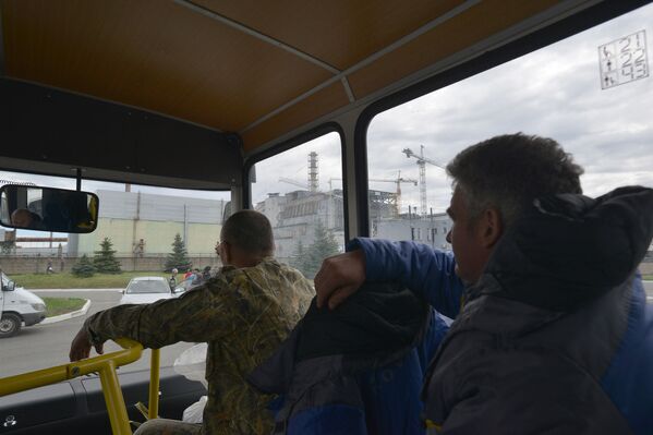 Ônibus passa ao lado de ruínas do quarto bloco do reator da usina nuclear do Chernobyl. - Sputnik Brasil