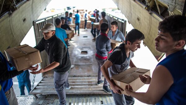 Ajuda humanitária russa no aeroporto de Latakia - Sputnik Brasil