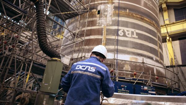 Técnico trabalha na construção do submarino nuclear SNA Barracuda em uma fábrica do grupo industrial francês DCNS - Sputnik Brasil