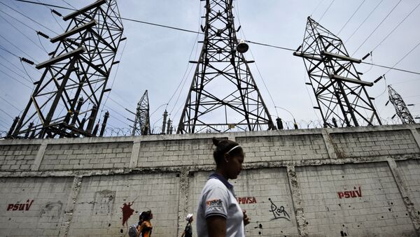 A woman walks in front of electricity pylons in Caracas, Venezuela, on April 10, 2011. - Sputnik Brasil