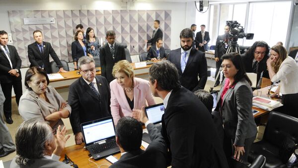 Comissão do impeachment em sessão no Senado - Sputnik Brasil