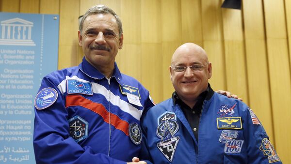 Cosmonauta da Roscosmos Mikhail Kornienko e astronauta da NASA Scott Kelly posam juntos - Sputnik Brasil
