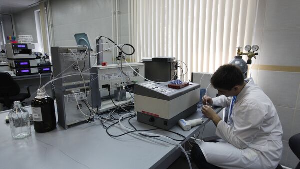 An employee working in the laboratory of the anti-doping center accredited by the World Anti-Doping Agency (WADA), in Moscow - Sputnik Brasil