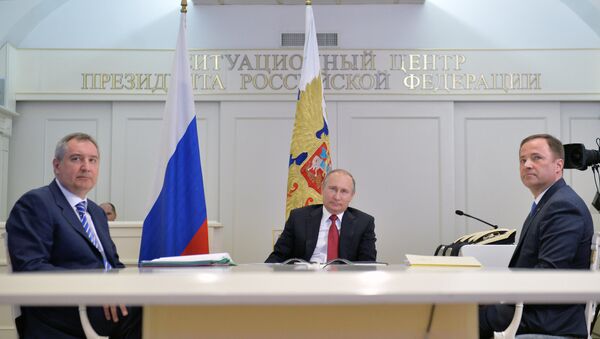 Russian President Vladimir Putin, center, Deputy Prime Minister Dmitry Rogozin, left, and Igor Komarov, General Director of the Roscosmos State Corporation for Space Activities, take part in a videoconference with the International Space Station and the Vostochny space center at the situation center in the Kremlin. - Sputnik Brasil