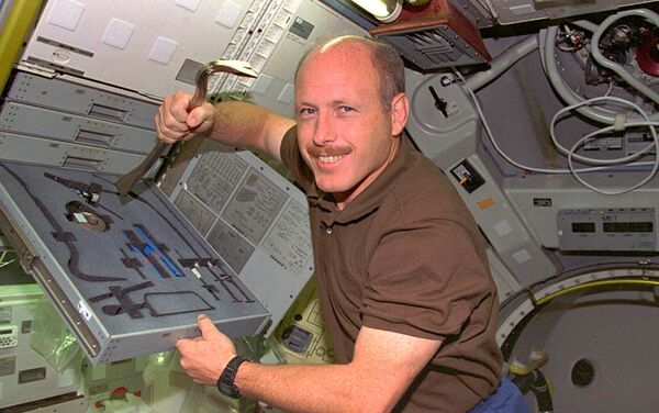 Astronauta Kenneth D. Bowersox e os seus instrumentos - Sputnik Brasil