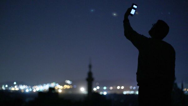 Um homem com um celular em Douma (Síria). Foto de arquivo de 26 de outubro, 2014. - Sputnik Brasil