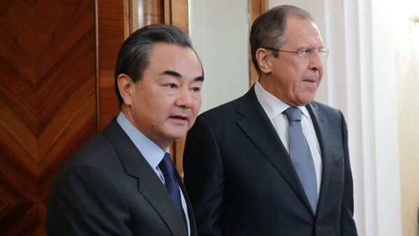 O Chanceler russo Sergei Lavrov e o seu homólogo chinês Wang Yi - Sputnik Brasil