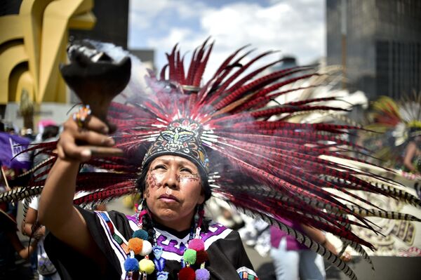 Uma mulher com traje nacional acende incensos durante a mobilização nacional contra violência sexista na Cidade do México no dia 24 de abril de 2016 - Sputnik Brasil